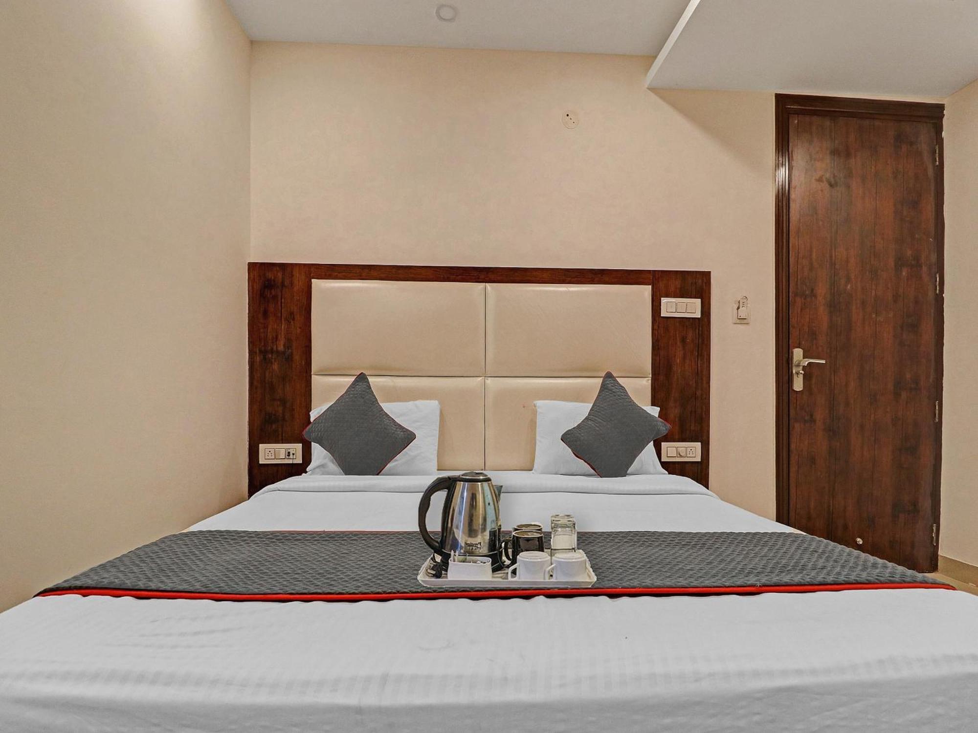 Townhouse Tark Inn New Delhi Exteriör bild