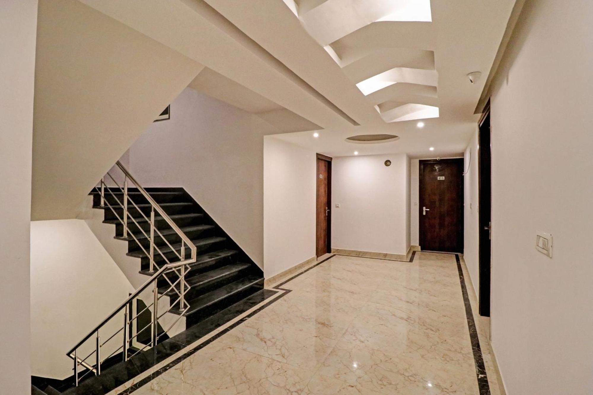 Townhouse Tark Inn New Delhi Exteriör bild